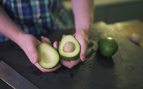 Як зберігати авокадо в домашніх умовах: чи можна заморожувати фрукт