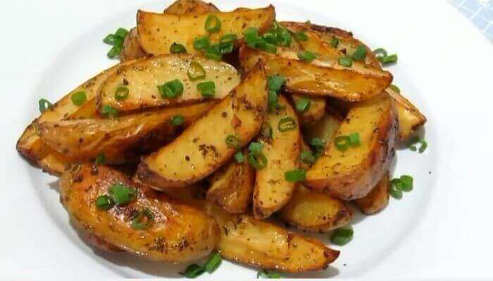 Картопля по-селянськи в духовці: 8 рецептів смачної запеченої картоплі