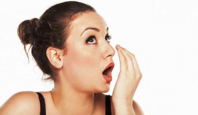 Металевий присмак у роті: причини у жінок