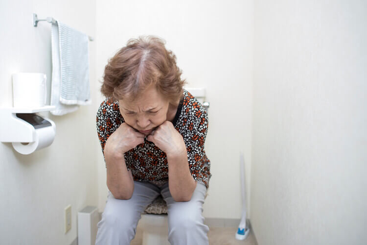 Нетримання калу у літніх жінок і чоловіків: причини і лікування