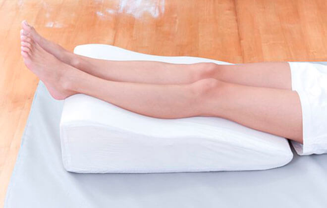 Ортопедична подушка для ніг при варикозі: користь
