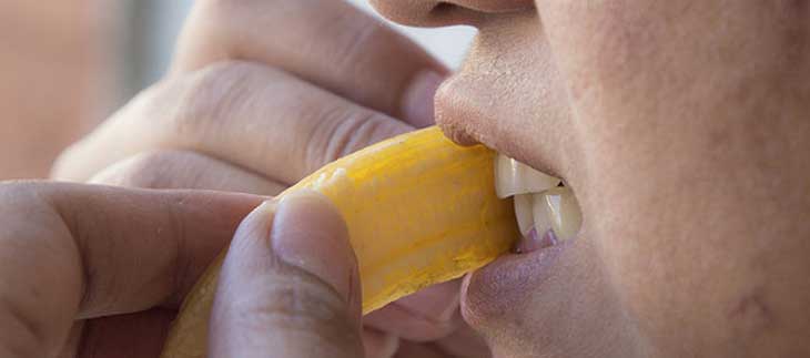 Як відбілити зуби банановою шкіркою?