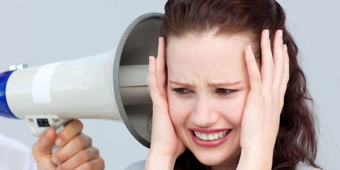 Шум у вухах (шум у голові) або тінітус: причини і лікування