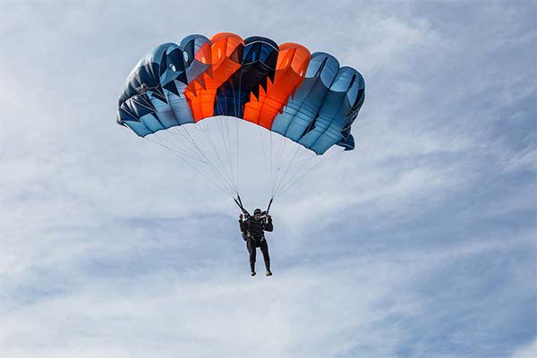Сонник парашутисти: до чого сняться і що означають сни про парашутистів