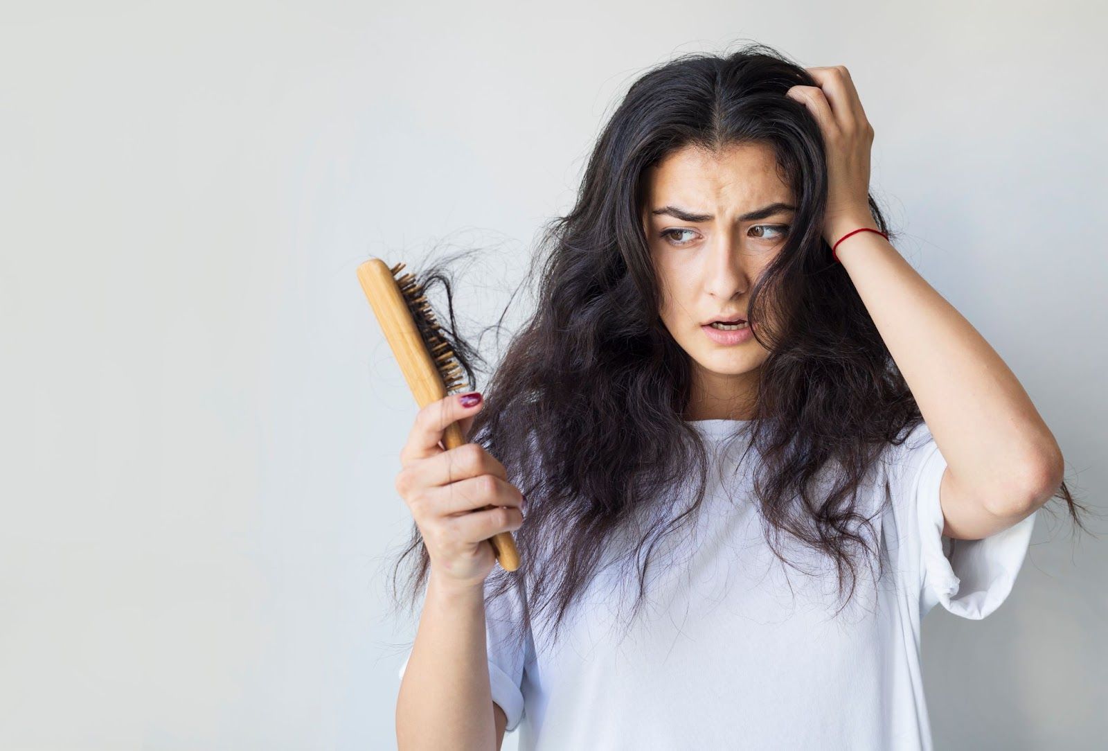 Які помилки у догляді за волоссям спричиняють випадіння