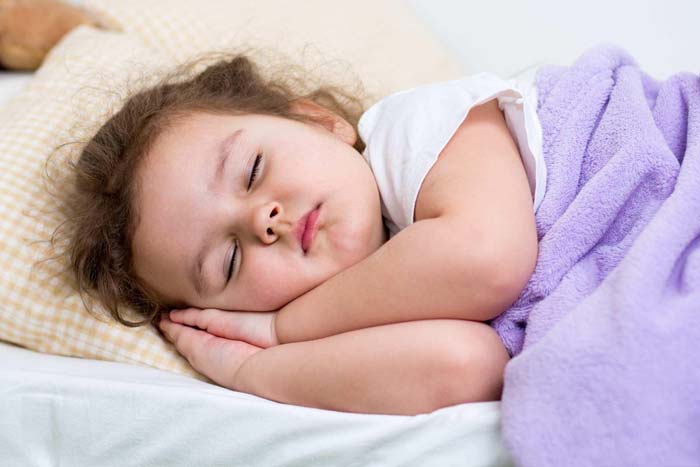 Чому не можна фотографувати сплячих дітей або новонародженого: прикмети