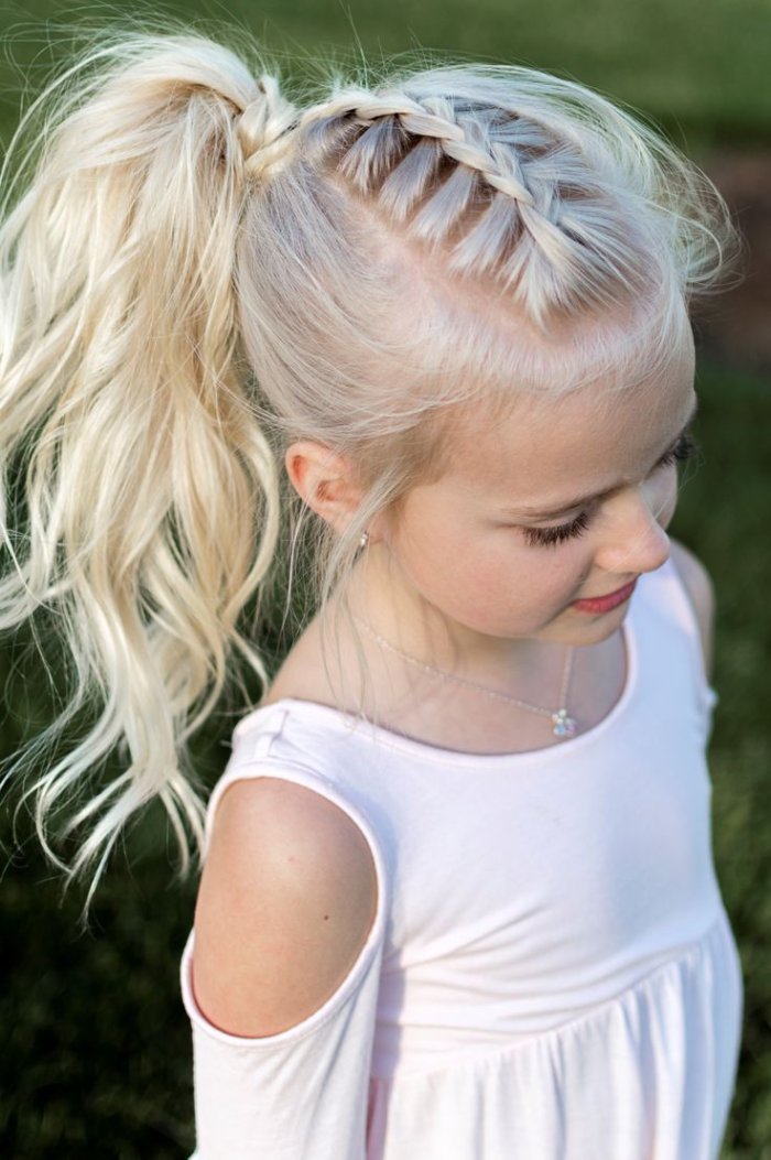 Легкі та красиві зачіски для дівчаток у садок на кожен день та 60 фото-ідей.