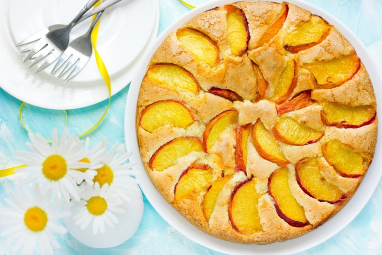 15 простих рецептів шарлотки з персиками