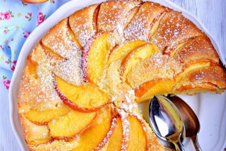 15 простих рецептів шарлотки з персиками
