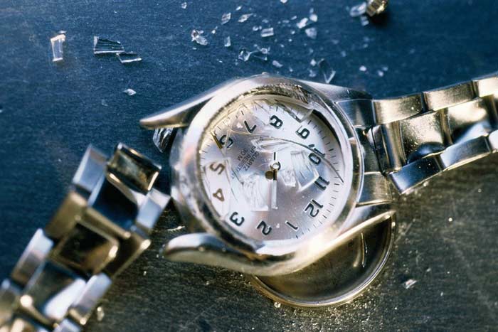 Прикмети про розбитий годинник, до чого падає зі стіни або з руки